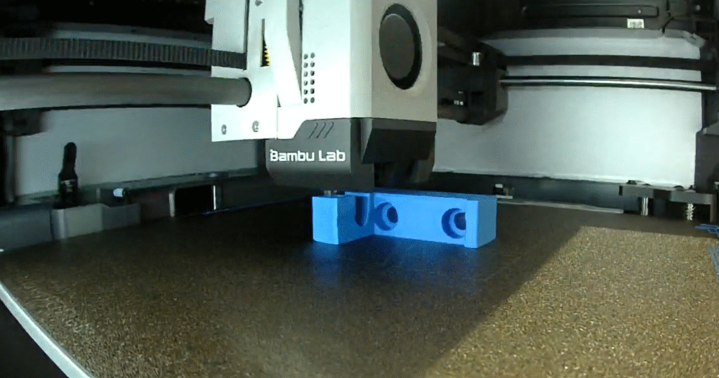 Impression 3D d’une pièce bleue sur imprimante Bambu Lab dans l’atelier Beauvais Usinage, en cours de fabrication sur plateau.