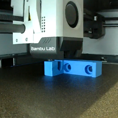 Impression 3D d’une pièce bleue sur imprimante Bambu Lab dans l’atelier Beauvais Usinage, en cours de fabrication sur plateau.